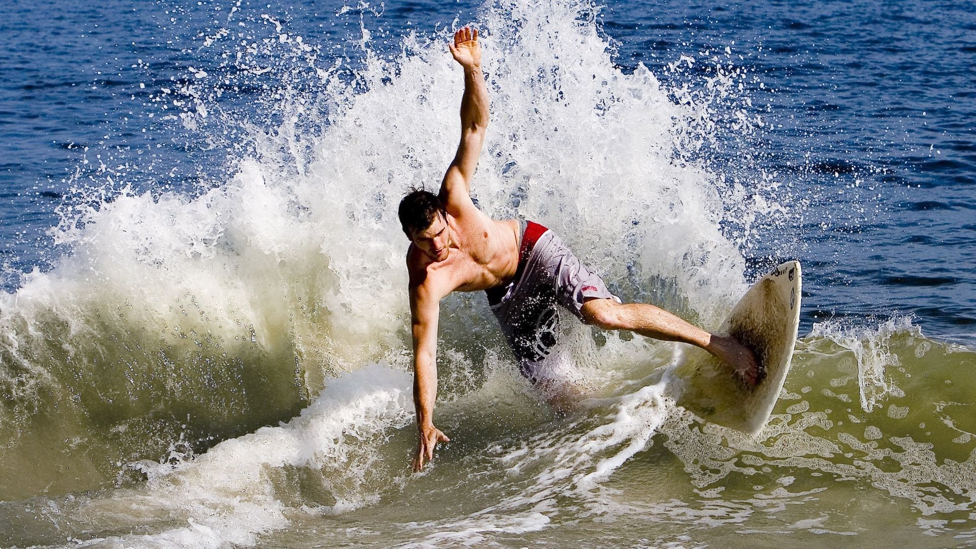 尼尔·巴特尔凭借出色的防守，帮助袋鼠队在关键比赛中逆转局势