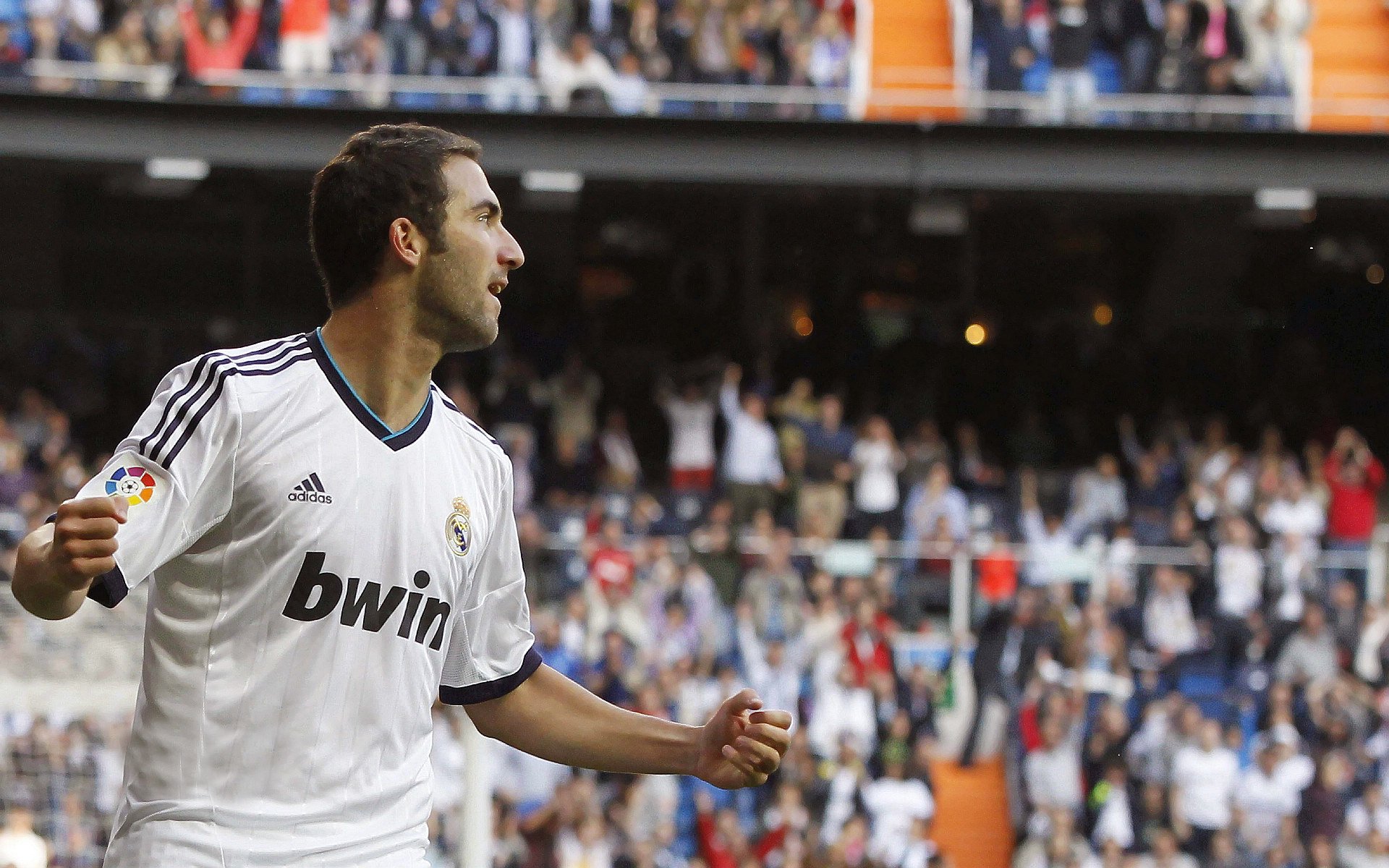 爱游戏体育在线app-法国队全力冲刺赢得观众掌声，法国队集锦