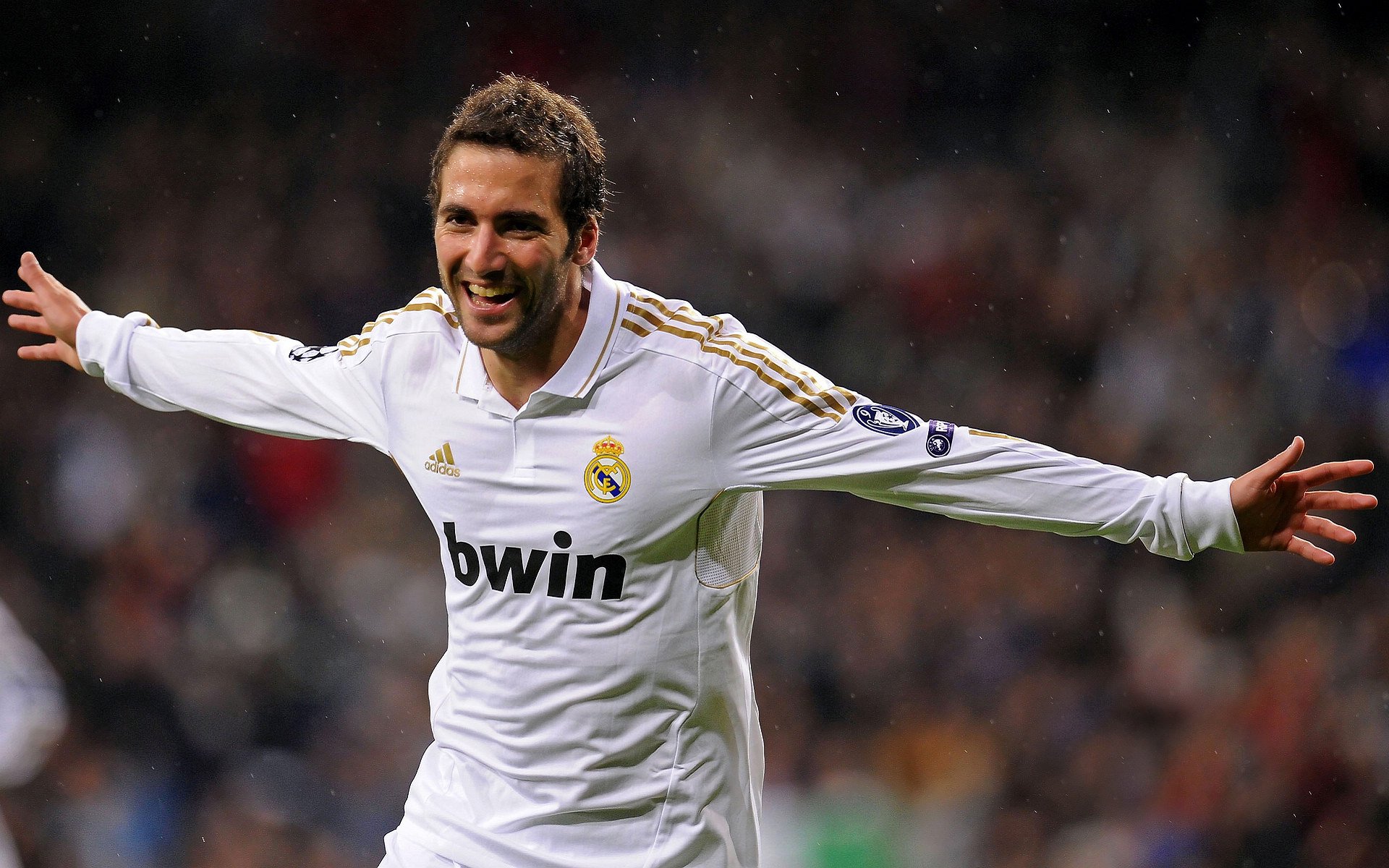 青训营组织模拟采访训练培养球员表达与媒体沟通，采访运动员训练的问题